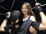 「【F／M】膝立ち拘束のドM男子を後ろから脇くすぐり攻めプレイ！」ADOA-082 彩川ゆめ