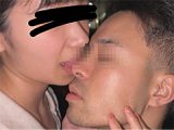 No.02 路上駐車場の隅にて顔舐める。