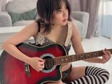 コスプレイヤーHちゃんの下着でギター練習